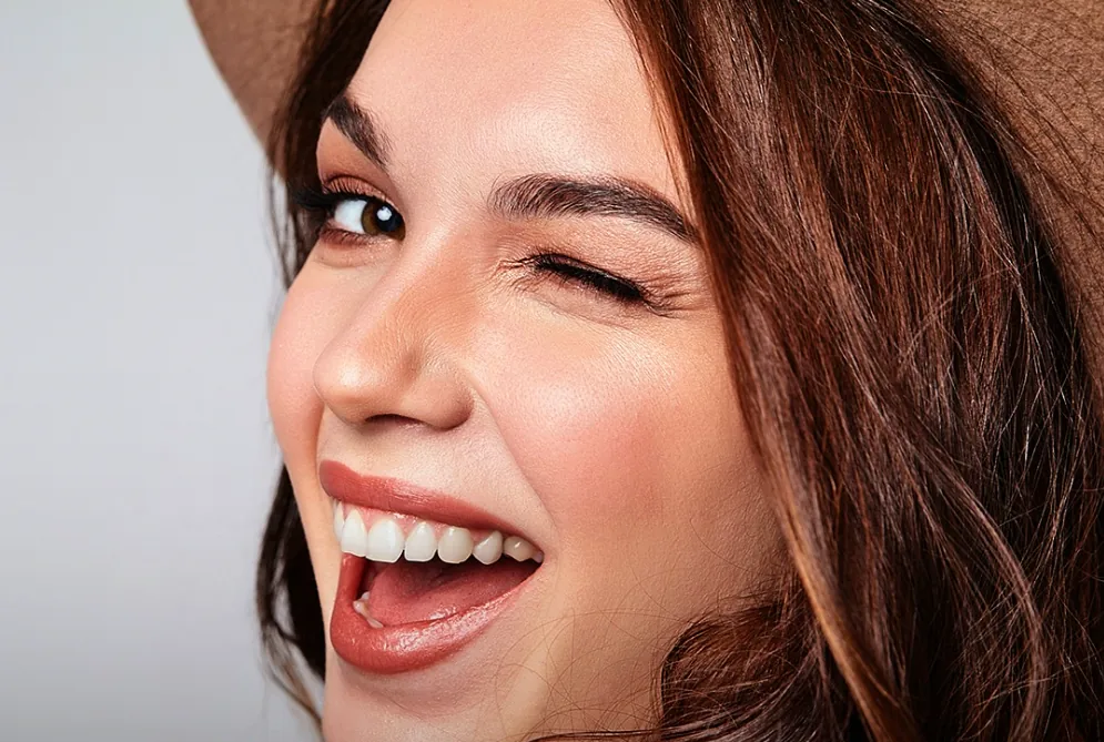 Foto mulher sorrindo de chapéu